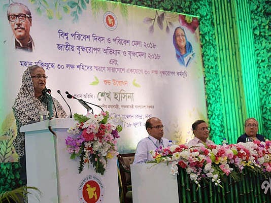 প্রধানমন্ত্রী শেখ হাসিনা বিশ্ব পরিবেশ দিবস ও পরিবেশ মেলা, ২০১৮ এবং জাতীয় বৃক্ষরোপণ অভিযান ও বৃক্ষ মেলা ২০১৮-এর উদ্বোধনী অনুষ্ঠানে প্রধান অতিথি হিসেবে বক্তব্য দেন। বঙ্গবন্ধু আন্তর্জাতিক সম্মেলন কেন্দ্র, ঢাকা, ১৮ জুলাই। ছবি: বাসস