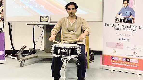 বিশ্ব রেকর্ড গড়ার লক্ষ্যে বিরতিহীন ১৪ ঘণ্টা ড্রাম বাজান পণ্ডিত সুদর্শন দাশ। ছবি: সংগৃহীত