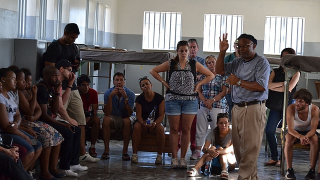 বন্দিশালার ঘটনা বর্ণনা করছেন জাদুঘরের একজন কর্মী।