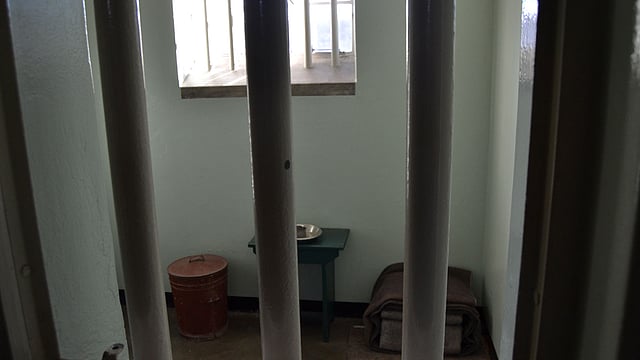 বন্দিশালায় এই বিছানাহীন কক্ষে ম্যান্ডেলা ১৮ বছর অন্তরীণ ছিলেন।