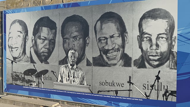 বন্দিশালার দেয়ালে নেলসন ম্যান্ডেলাসহ অন্য মুক্তিসংগ্রামীদের ছবি।