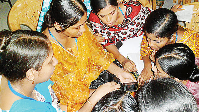 সফটওয়্যারে ব্যবহারকারীদের তথ্য লিপিবদ্ধ করা হচ্ছে । ছবি: সংগৃহীত
