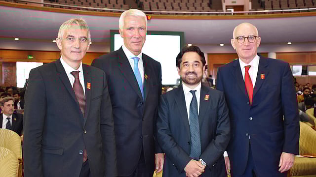 ভেরিডোসের প্রধান নির্বাহী কর্মকর্তা হেনস উলফগ্যাং কুনজ, ফ্লোরা টেলিকমের ব্যবস্থাপনা পরিচালক মোস্তাফা রফিকুল ইসলাম (ডান থেকে) ও ভেরিডোসের কর্মকর্তারা।