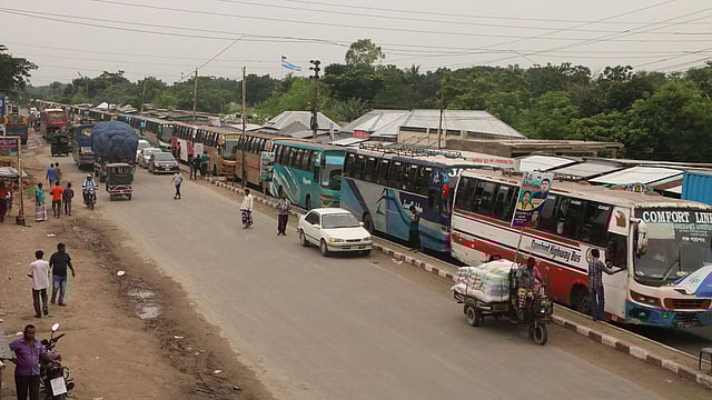 নদী উত্তাল থাকায় রাজবাড়ীর দৌলতদিয়া ও মানিকগঞ্জের পাটুরিয়া নৌপথে ফেরি চললেও আগের তুলনায় ট্রিপ সংখ্যা অনেক কমে গেছে। ফেরিগুলো দ্রুত নদী পাড়ি দিতে না পারায় উভয় ঘাটে আটকা পড়ে গাড়ির লম্বা সারি তৈরি হচ্ছে। ছবি: প্রথম আলো
