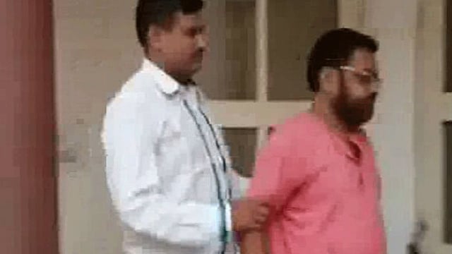 ভারতের হরিয়ানা রাজ্যের ফতেহাবাদ জেলার তোহানার আশ্রম থেকে গত শুক্রবার গ্রেপ্তার করা হয় স্বঘোষিত বাবা অমরপুরিকে। ছবি: সংগৃহীত