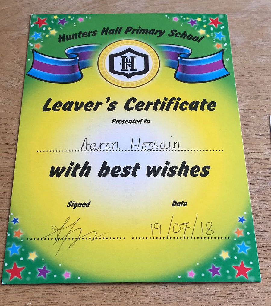 লিভার্স সার্টিফিকেট বা বিদায়ী সনদ দেওয়া হয় শিক্ষার্থীদের। ছবি: প্রথম আলো