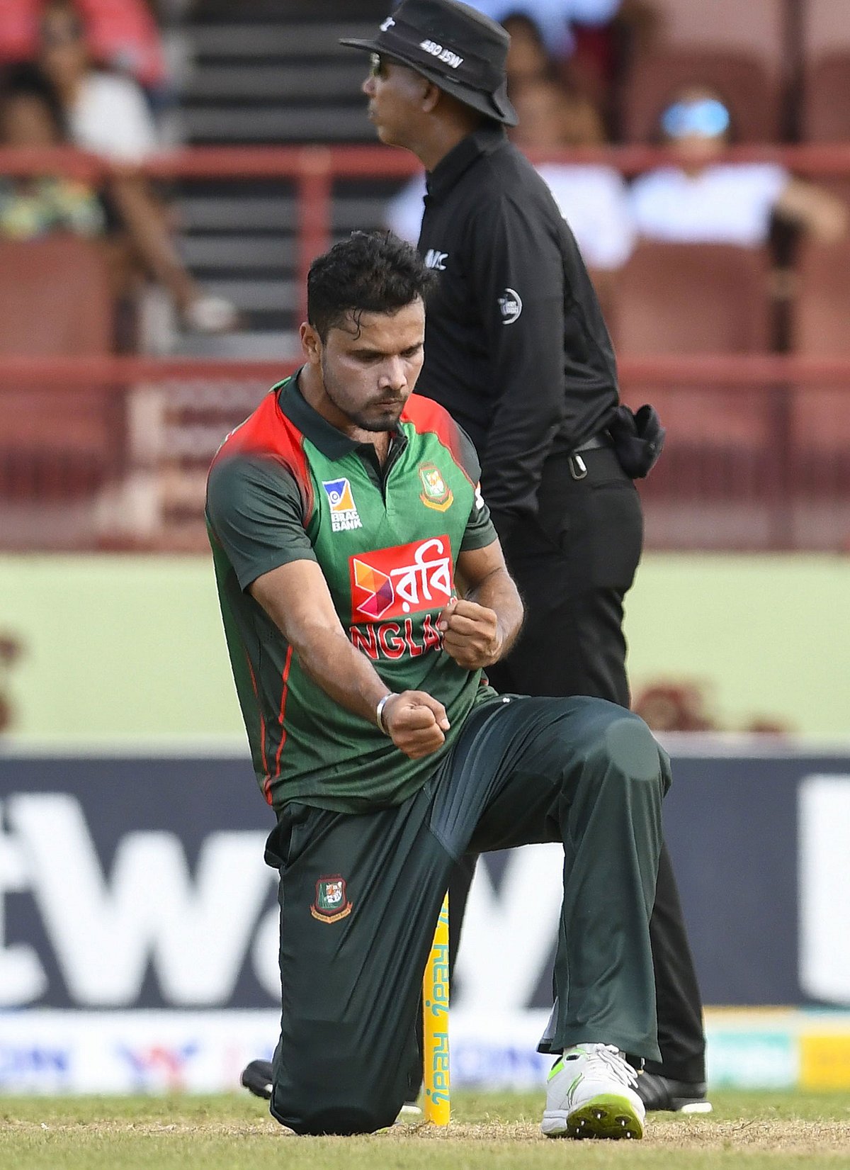 দুর্দান্ত বোলিং করলেন কাল মাশরাফি। ৩৭ রানে নিয়েছেন ৪ উইকেট। এভিন লুইসকে ফেরানোর পর অধিনায়কের এই উদ্যাপন। ছবি: এএফপি