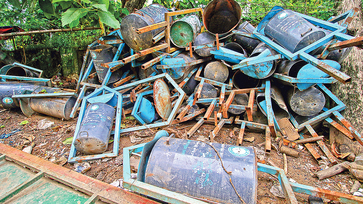 ভাঙা ওয়েস্ট বিন জড়ো করে রাখা হয়েছে ইস্কাটন গার্ডেনের ফুটপাতে। সম্প্রতি তোলা ছবি। প্রথম আলো