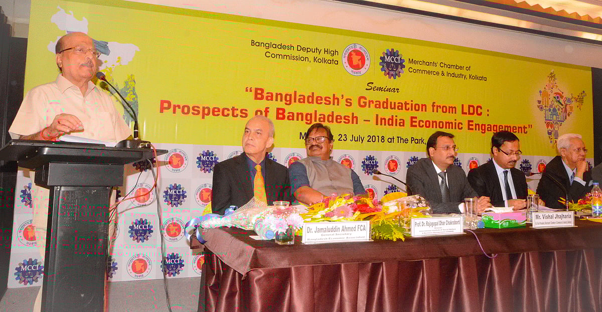 কলকাতায় অনুষ্ঠিত ‘স্বল্পোন্নত দেশ থেকে উন্নয়নশীল দেশে বাংলাদেশের অভিযাত্রা: বাংলাদেশ-ভারত অর্থনৈতিক সম্পর্ক উন্নয়নের সম্ভাবনা’ শীর্ষক সেমিনার। ছবি: প্রথম আলো