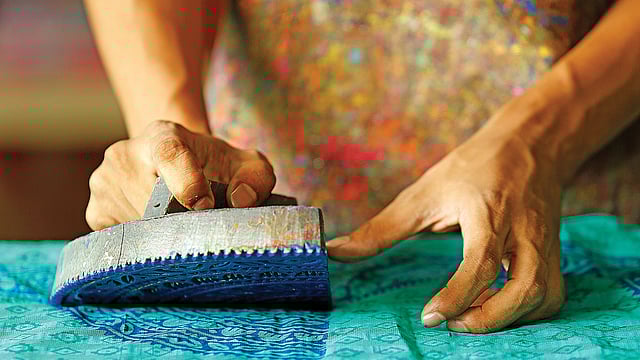 ব্লকপ্রিন্টে কাপড়ে ফুটিয়ে তোলা যায় মনের মতো নকশা। ছবি: সুমন ইউসুফ