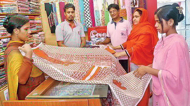 সাবিনার ‘ঠিকানা বুটিক সেন্টার’