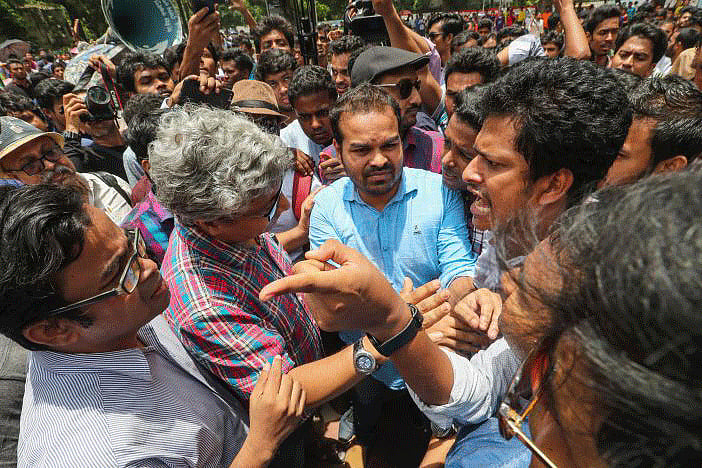 ক্ষমতাসীন রাজনৈতিক নেতৃত্ব পেশিশক্তি ব্যবহার করে বিশ্ববিদ্যালয়কে নিয়ন্ত্রণে রাখতে চান। প্রথম আলো ফাইল ছবি