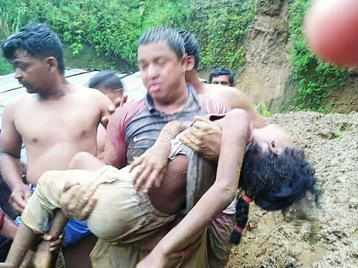 কক্সবাজার পৌরসভার বাঁচা মিয়া ঘোনায় পাহাড়ধসের ঘটনায় মাটি সরিয়ে আহত শিশুকে উদ্ধার করে হাসপাতালে নেওয়া হচ্ছে। ছবি: প্রথম আলো