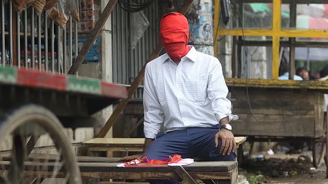 ১৮তম দ্বিবার্ষিক এশীয় চারুকলা প্রদর্শনী বাংলাদেশের অংশ হিসেবে পারফরম্যান্স আর্টের মাধ্যমে জঙ্গি হামলায় নিহত ব্লগার অভিজিৎ রায়কে এভাবেই স্মরণ করলেন শিল্পী সঞ্জয় চক্রবর্তী। রাজু ভাস্কর্য এলাকা, ঢাকা, ২৬ জুলাই। ছবি: আবদুস সালাম