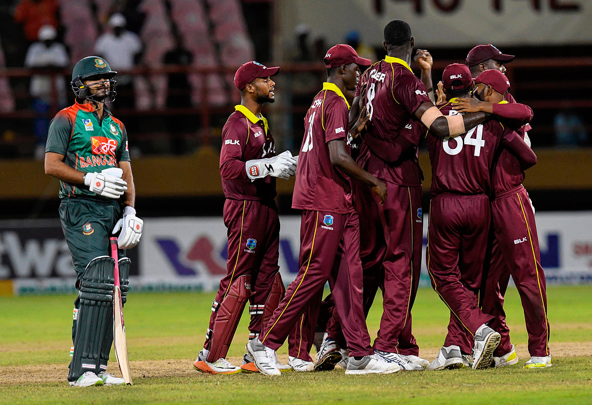 দল হারল কীভাবে, সেটিই যেন বোঝার চেষ্টা করছেন মাশরাফি বিন মুর্তজা। ছবি: এএফপি