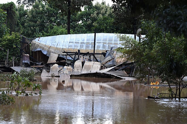 বন্যায় বাড়িটির এই দুরবস্থা। সানম্যাক্স, আটাপ্পু প্রদেশ, ২৫ জুলাই। ছবি: এএফপি