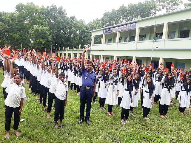 নবীন চন্দ্র মডেল উচ্চবিদ্যালয়ের সহস্রাধিক শিক্ষার্থী গতকাল বৃহস্পতিবার (২৬ জুলাই) সকালে ইভটিজিং, বাল্যবিবাহ ও মাদককে লাল কার্ড দেখিয়েছে নবীন চন্দ্র মডেল উচ্চবিদ্যালয়ের সহস্রাধিক শিক্ষার্থী। লাল সবুজ উন্নয়ন সংঘ নামের একটি স্বেচ্ছাসেবী সংগঠন এ অনুষ্ঠানের আয়োজন করে। কুলাউড়া পৌর শহর, মৌলভীবাজার, ২৬ জুলাই। ছবি: কল্যাণ প্রসূন