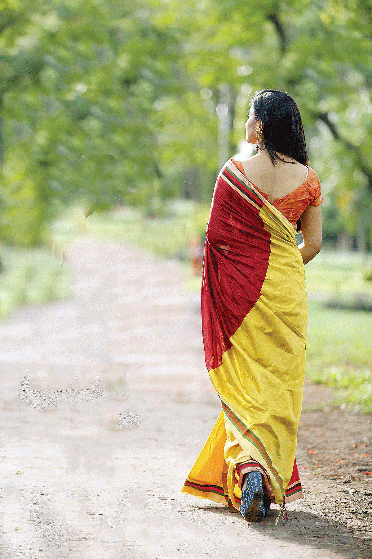 নিজের সমস্ত দায়ভার নিজে নিতে পারব অথচ বলতে পারব না আমি একা? মডেল: নাবিলা, ছবি: অধুনা