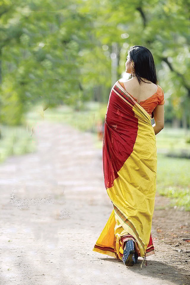 নিজের সমস্ত দায়ভার নিজে নিতে পারব অথচ বলতে পারব না আমি একা? মডেল: নাবিলা, ছবি: অধুনা