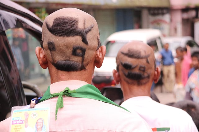 সিলেট সিটি নির্বাচনে শেষ মুহূর্তের প্রচারে ব্যস্ত প্রার্থী ও তাঁদের সমর্থকেরা। আওয়ামী লীগের প্রার্থী বদরউদ্দিন আহমদ কামরানের পক্ষে নৌকা প্রতীকে ভোট চেয়ে দুই সমর্থক প্রচারণায় অংশ নেন—ভৈরব থেকে আসা আছির মিয়া ও নুরুল ইসলাম। দুজনেই চুল কেটে তৈরি করেছেন নৌকা প্রতীক। নেচে-গেয়ে ভোট চাচ্ছেন তাঁরা। ছড়ারপার এলাকা, সিলেট, ২৬ জুলাই। ছবি: আনিস মাহমুদ