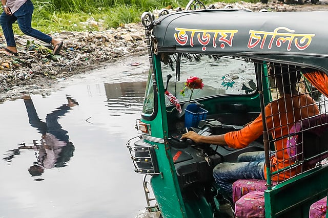 রাজধানীর নিম্নাঞ্চলগুলো গত কয়েক দিনের বৃষ্টিপাতে ডুবে গেছে। সড়কে জমে থাকা নোংরা, কাদা-পানি মাড়িয়ে চলাচলে ভোগান্তি পোহাচ্ছে পথচারীরা। চব্বিশ ফুট মোড়, রসুলবাগ, ঢাকা, ২৬ জুলাই। ছবি: দীপু মালাকার