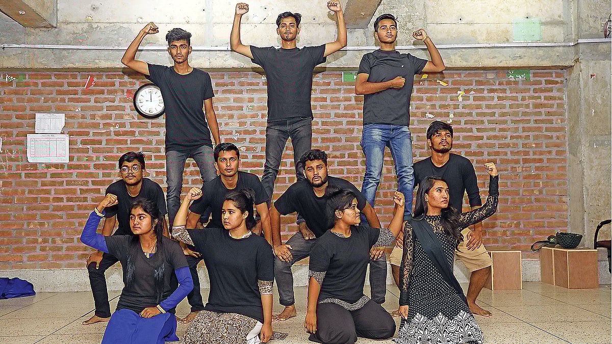 অন্তরালে ইতিহাস নাটকের মহড়ায় ব্যস্ত তেজগাঁও কলেজের শিক্ষার্থীদের সংগঠন তেজগাঁও কলেজ থিয়েটারের সদস্যরা। ছবি: খালেদ সরকার