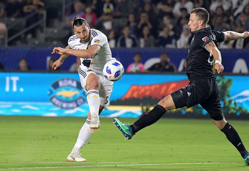 ইব্রাহিমোভিচ মাঠে আলো ছড়াচ্ছেন, মাঠের বাইরেও। ছবি: রয়টার্স