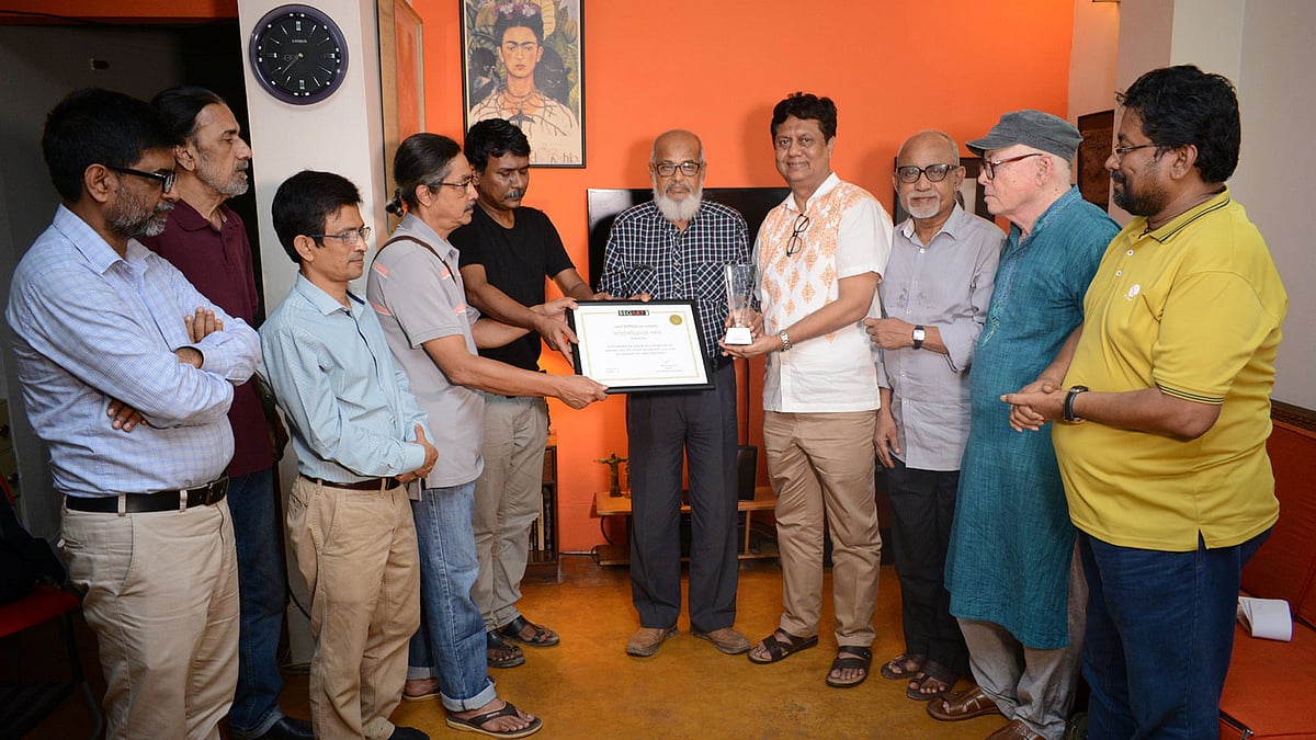 বাংলাদেশের আলোকচিত্রকলা জগতের পুরোধা ব্যক্তিত্ব আলোকচিত্রাচার্য মনজুর আলম বেগের ২০তম মৃত্যুবার্ষিকী উপলক্ষে আলোচনা সভার আয়োজন করে বেগার্ট ফটোগ্রাফি শিক্ষাকেন্দ্র। বিশিষ্ট আলোকচিত্রী মাকসুদুল বারীকে ‘আলোকচিত্রাচার্য এম এ বেগ পদকে’ সম্মানিত করা হয়। এলিফ্যান্ট রোড, ঢাকা, ২৬ জুলাই। ছবি: প্রথম আলো