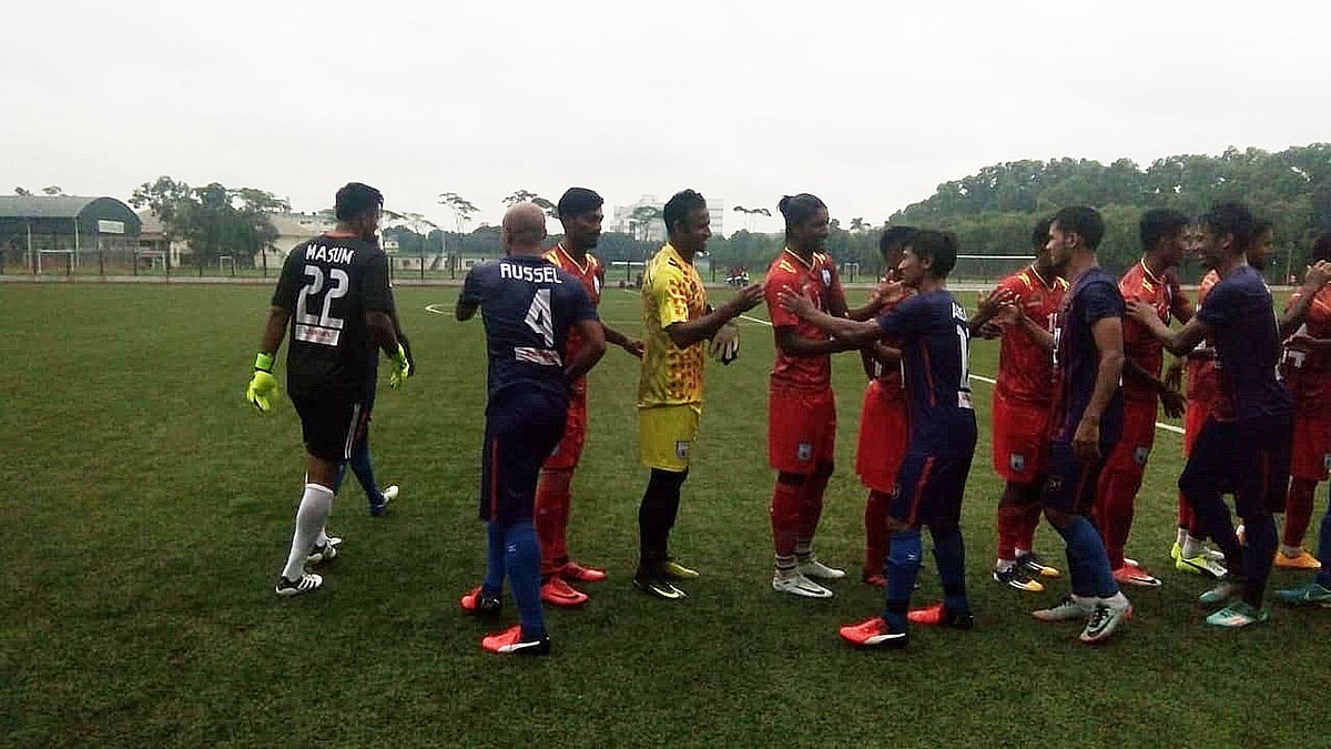 ম্যাচের আগে দুই দলের করমর্দন। ছবি: বাফুফে