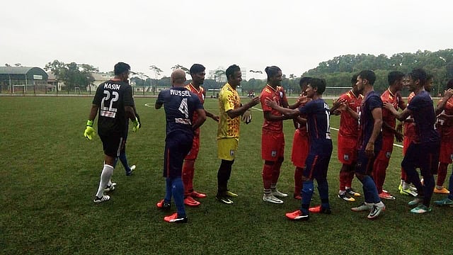 ম্যাচের আগে দুই দলের করমর্দন। ছবি: বাফুফে