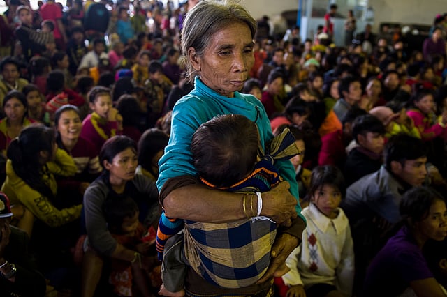 বন্যায় ঘরবাড়ি হারিয়েছেন বয়স্ক এই নারী। চ্যামপাসাক প্রদেশের পাকসং এলাকায় অন্যদের সঙ্গে সন্তান কোলে তিনিও এসেছেন আশ্রয়ের খোঁজে। বন্যায় লাওসের দক্ষিণাঞ্চলে ১৭ জনের লাশ উদ্ধার করা হয়েছে। ২৫ জুলাই। ছবি: এএফপি