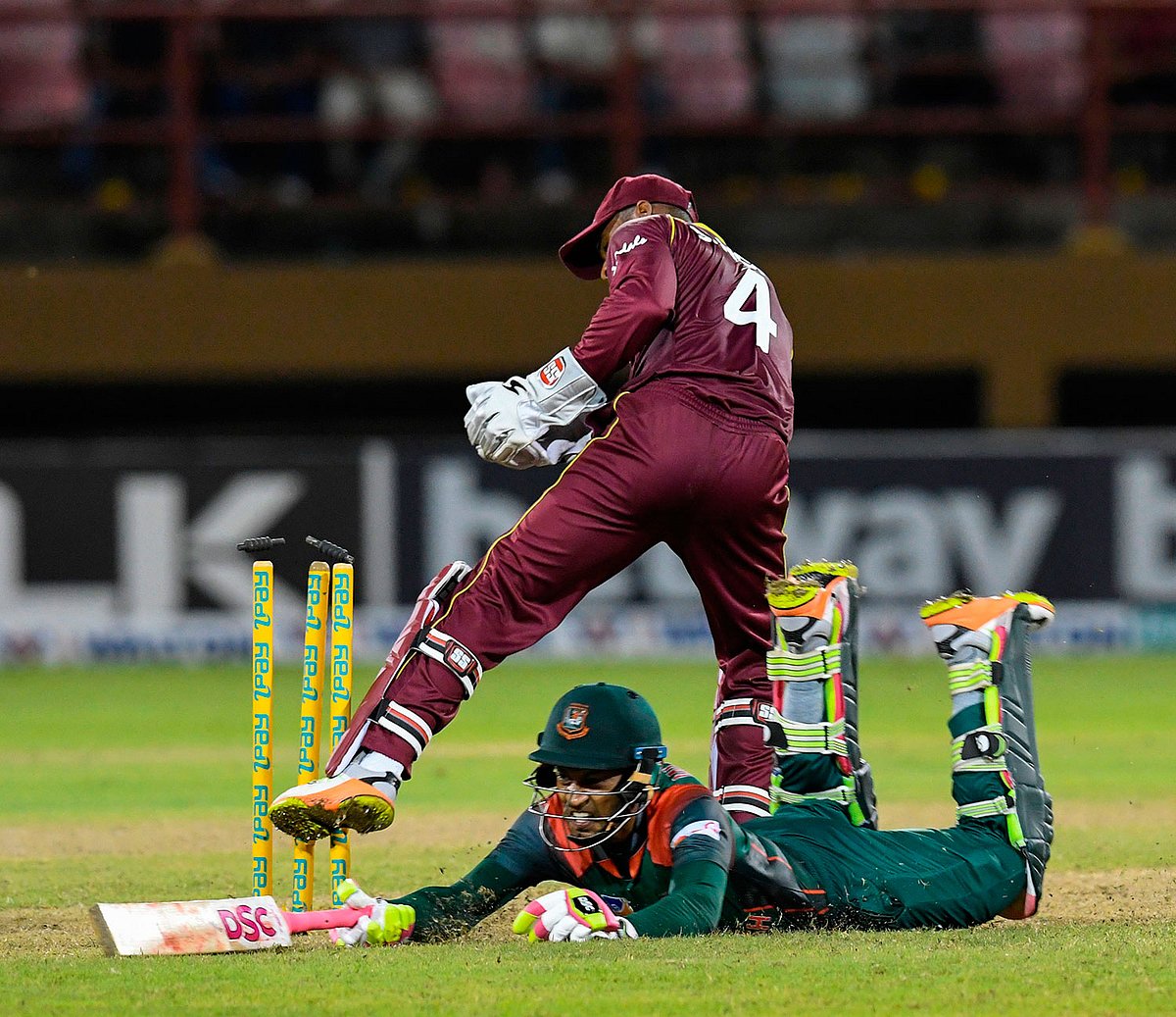 মুশফিকুর রহিম এ যাত্রায় বেঁচে গেলেও বাংলাদেশকে ম্যাচটা জেতাতে পারেননি। ছবি: এএফপি