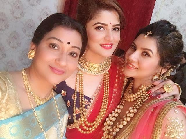 ‘ভাইজান এলো রে’ ছবিতে দীপা খন্দকারের সঙ্গে শ্রাবন্তী আর পায়েল সরকার। ছবি: সংগৃহীত