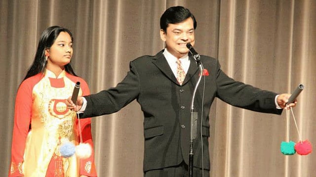 সিঙ্গাপুর পলিটেকনিক অডিটোরিয়ামে মেয়ে খেয়াকে নিয়ে ‘বিশ্ব ভ্রাতৃত্বের জাদু’ দেখান জুয়েল আইচ