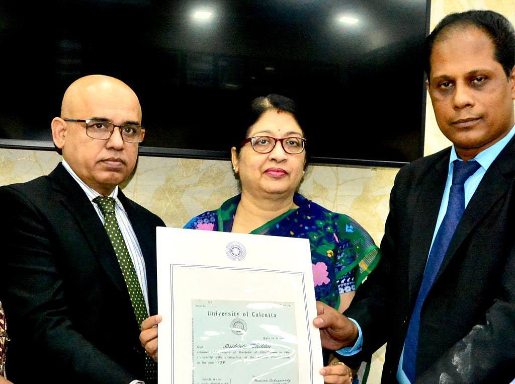 ব্রিটিশ বিরোধী আন্দোলনের নেত্রী প্রীতিলতা ওয়াদ্দেদারের স্নাতক ডিগ্রির সনদ ও নম্বরপত্র হস্তান্তর করা হয়। ছবি: সংগ্রহীত