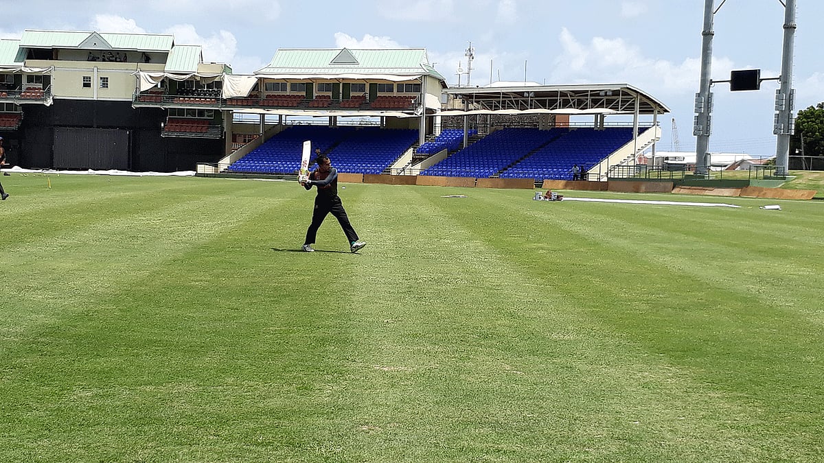 অনুশীলন শেষে ফেরার পথে মুশফিকের শ্যাডো, ২২ গজে কাজটা এবার ঠিকঠাক হলে হয়। ছবি: প্রথম আলো