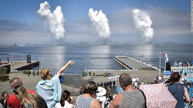 সেন্ট পিটার্সবার্গের কাছে পানিতে নৌশক্তির কুজকাওয়াজ দেখেন অনেকেই। ছবি: তাস