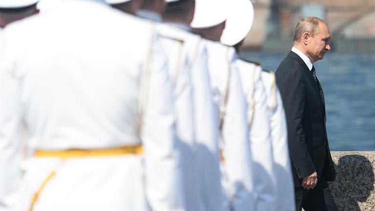 রাশিয়ার নৌবাহিনী দিবসের কুচকাওয়াজে যুদ্ধজাহাজ পরিদর্শন করেন প্রেসিডেন্ট ভ্লাদিমির পুতিন। ছবি: এএফপি