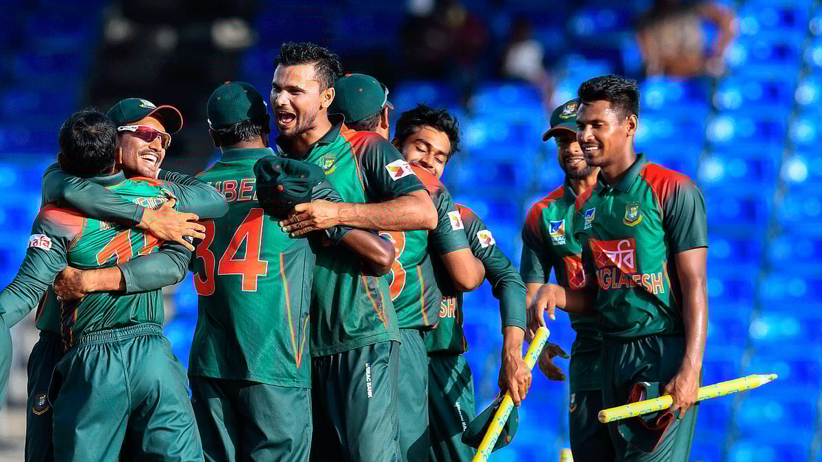 ওয়েস্ট ইন্ডিজের মাটিতে সিরিজ জয়ের পর বাংলাদেশ দল। ছবি: এএফপি