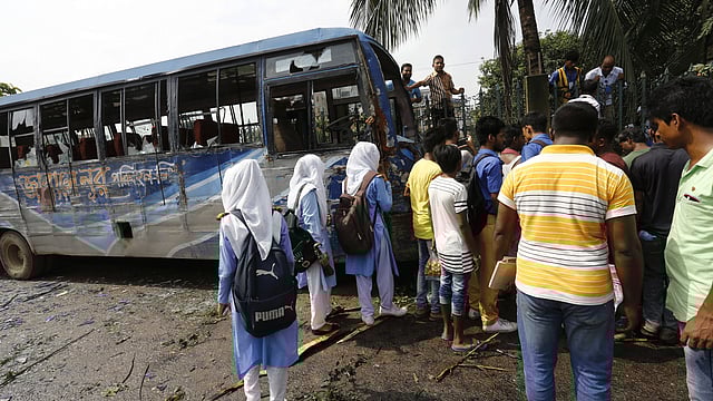 আবদুল্লাহপুর থেকে মোহাম্মদপুর রুটে চলাচলকারী জাবালে নূর পরিবহনের বাসটির ধাক্কায় প্রাণ হারিয়েছে দুই শিক্ষার্থী। ছবি: হাসান রাজা