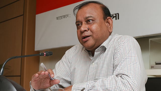 গোলটেবিল বৈঠকে বক্তব্য দেন  যুব ও ক্রীড়া মন্ত্রণালয়ের অতিরিক্ত সচিব এ বি এম রুহুল আজাদ। ছবি: আশরাফুল আলম