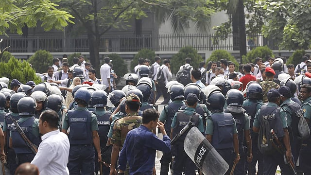দুর্ঘটনাস্থল ঘিরে রেখেছে পুলিশ। ছবি: হাসান রাজা
