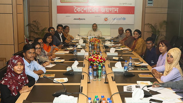 প্রথম আলো আয়োজিত ‘কৈশোরের জয়গান’ শীর্ষক গোলটেবিল বৈঠকে অংশগ্রহণকারীরা। ছবি: প্রথম আলো