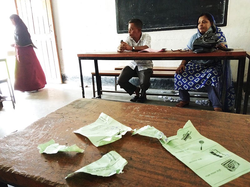 ১৮ নম্বর ওয়ার্ডের মীরা বাজার মডেল স্কুল কেন্দ্রে এভাবে ব্যালট পেপার ছেঁড়া অবস্থায় পড়ে থাকতে দেখা যায়। ছবি: শুভ্র কান্তি দাস