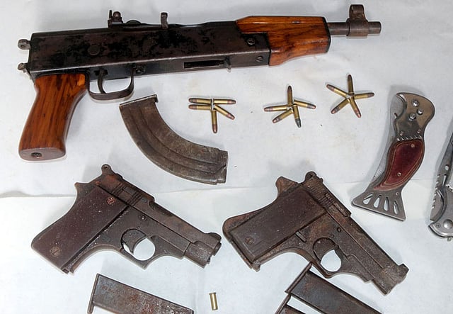 উদ্ধার হওয়া অস্ত্র ও গুলি। ছবি: সোয়েল রানা