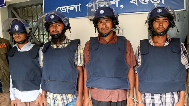 ডান থেকে ফারুক ওরফে সাজু, আবদুল হাকিম ওরফে মিলন, মো. আজাহারুল ইসলাম ওরফে ওয়ানুর ও আকরামুজ্জামান ওরফে মুকুল। বগুড়া গোয়েন্দা কার্যালয়, ৩০ জুলাই। ছবি: সোয়েল রানা