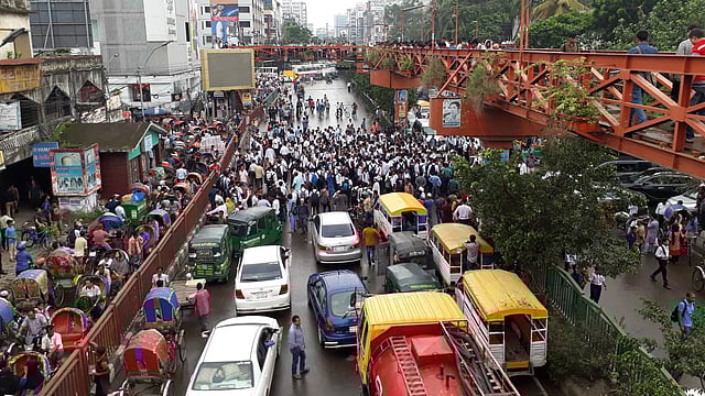 সিটি কলেজ, আইডিয়াল কলেজ ও ঢাকা কলেজের শিক্ষার্থীরা মিরপুর সড়ক অবরোধ করে রেখেছেন। ছবি: সুহাদা আফরিন