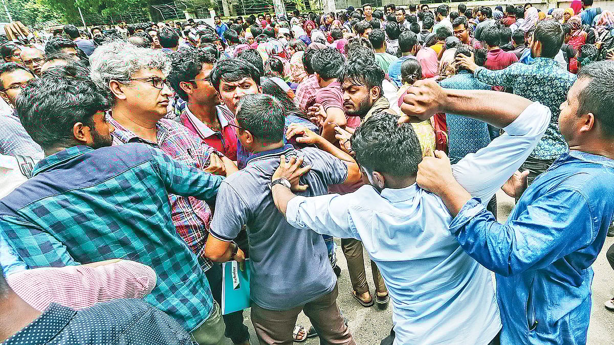 বিশ্ববিদ্যালয় প্রশাসন নিপীড়িত শিক্ষার্থীদের পাশে না দাঁড়িয়ে প্রতিবাদকারীদের বিরুদ্ধে নানা পদক্ষেপ নিচ্ছে