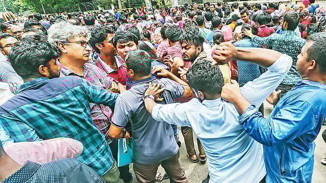 বিশ্ববিদ্যালয় প্রশাসন নিপীড়িত শিক্ষার্থীদের পাশে না দাঁড়িয়ে প্রতিবাদকারীদের বিরুদ্ধে নানা পদক্ষেপ নিচ্ছে