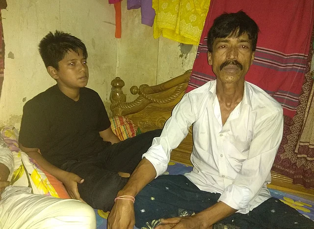 প্রথম আলোর সঙ্গে আলাপকালে মিমের বাবা, পাশে একমাত্র ভাই রিয়াদ। ছবি: সংগৃহীত